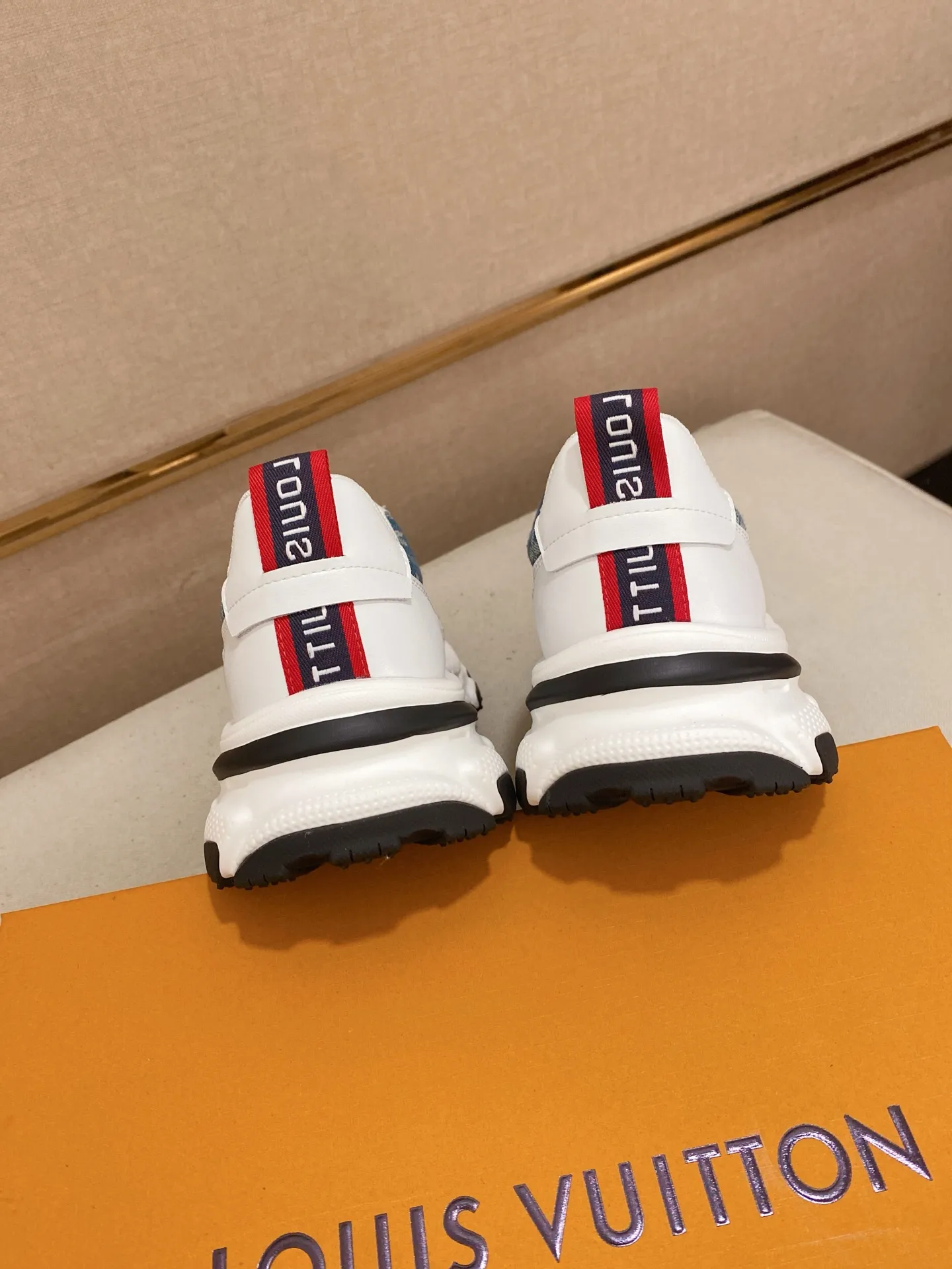 Men's shoes💰 442💰Louis Vuitton (Louis Vuitton/LV) top 🔍🔍 new models are on sale at the same time, the upper 🇮🇹 imported Italian first-layer cowhide, fully imported breathable mesh lining 💪💪, completely 1⃣️compared 1⃣️Reproduction🇮🇹💪💪, ⚠Sole: The original sole is specially provided by the original factory, the exclusive movable molded sole is super comfortable, ⚠Original factory follow-up goods, 🔍🔍high quality, you can enter and leave the counter at will, welcome to compare⚠. Code number: 38-44. Can be customized for 45 non-refundable!
